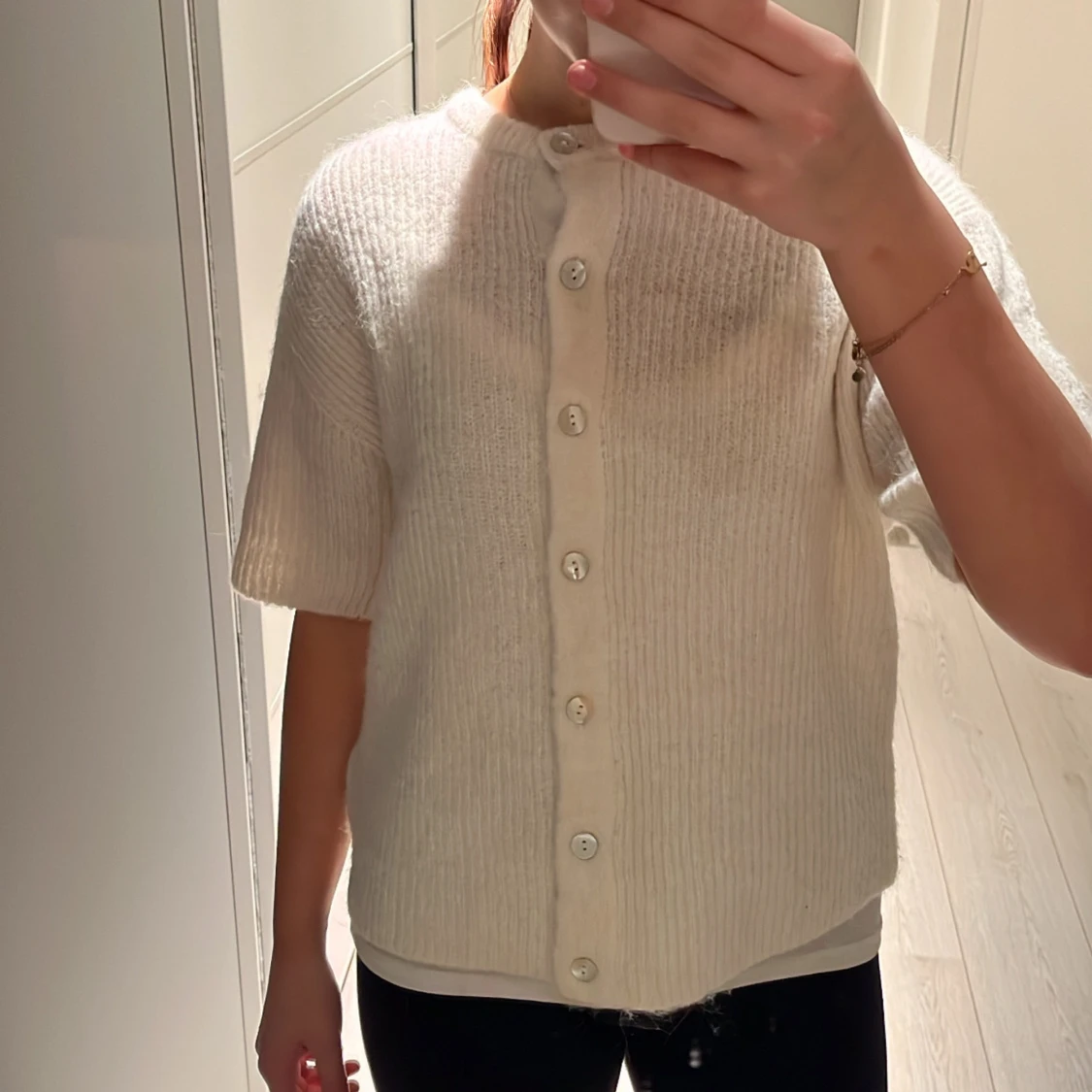 Vit stickad kofta med knappar