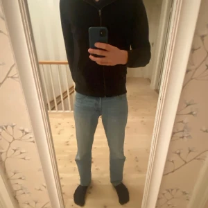  jeans Jack jones  - Säljer ett par blå Jack Jones chris jeans storlek 32/34