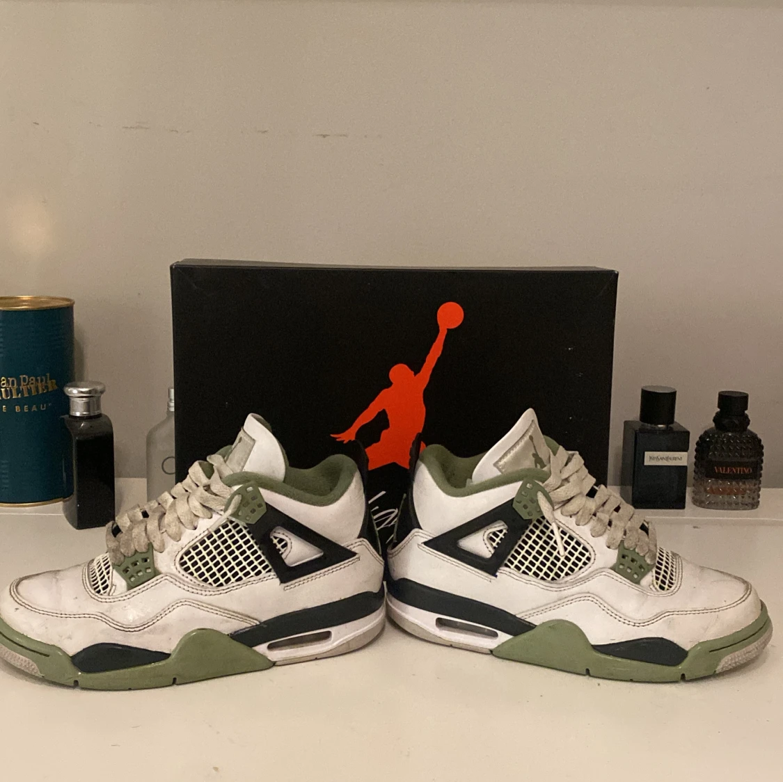 Nike Air Jordans i vitt och grönt