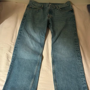 Weekday Jeans  - Raka weekday Jeans med slitningar nertill. Lägger sig nice över de flesta skorna jag testat med. Bra skick på dessa använda några gånger bara.