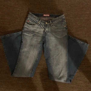 Lågmidjade jeans 💕 - Snygga jeans som jag säljer för dom av för tajta 💕 uppskattar storleken till xs/34 men skriv gärna för mått 💕Dom är bootcut i modellen!