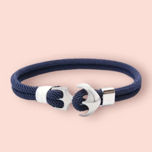 Marinblått ankararmband - Marinblått ankararmband med silver-fäste. Armbandet är gjort av mörkblått repmaterial och passar de allra flesta!😊🎅
