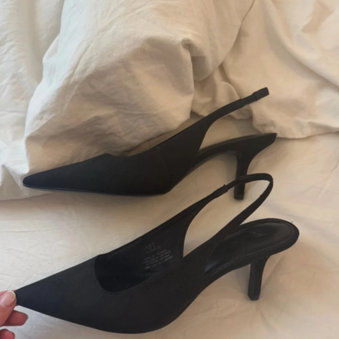 Svarta pumps med spetsig tå