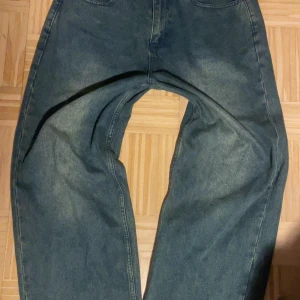 Jeans med drakbroderi från Ed Hardy - Ed Hardy jeans med drake pris kan diskuteras