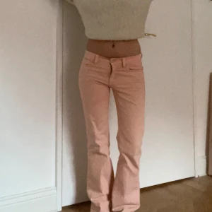 Rosa jeans från Abrand Jeans - Snygga rosa jeans från Abrand Jeans med bootcut-stil. De är lågmidjade och har en klassisk stil. De är endast använda ca 3 gånger. Köpta på Åhléns. Midjemått tvärs över: 38cm, innerbenslängd: 80cm