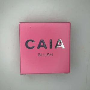 Rosa matt rouge från CAIA - Snyggt rosa matte blush från CAIA i en stilren förpackning. Perfekt för att ge kinderna en fräsch och naturlig färg. Kompakt och lätt att ta med i väskan. Färg: Troublegum. Använd endast lite grann.