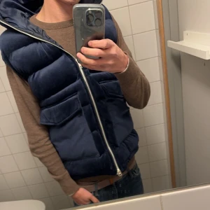 Mörkblå quiltad dunväst - Säljer en riktigt fet väst från Venderia väldigt bra skick 9/10Perfekt för kyligare dagar och ger en stilren look. Hör av dig om du har några frågor eller funderingar! Pris kan diskuteras vid snabb affär! 
