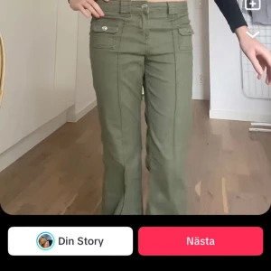 Trendiga h&m jeans  - Snygga gröna h&m jeans med låg midja praktiska fickor med knappar. Byxorna har en bootcut passform och är perfekta för vardagen samt finare tillfällen💕 om man är intresserad kan jag skicka fler bilder privat💕Det är storlek 36 men är uppsydda så de passar någon som är ca 160 (Man kan dock ta ner dem)