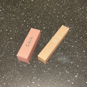 Läppstift från CAIA - Säljer en samling av CAIA-produkter   - 'Cocoa Couture Lip Balm’ 100kr  - 'That Dewy Look Eye Gel' 100kr Allt för 200kr (ord. pris ca 390kr)