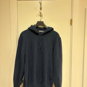 Stickad Hoodie - Säljer denna snygga stickade hoodien från Dressmann! Perfekt nu till hösten/vintern. Inga defekter endast lite nopprig! Tveka inte att höra av dig vid frågor eller funderingar:)