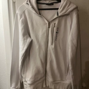 Sail Racing tröja  - Den är i storlek M och är vitt. Använd några gånger bara,  inga fläckar eller liknande. Köparen står för frakten. Nypris är 1.500kr säljer den för 800kr