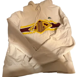 Lacoste Hoodie - Riktigt fin och skön Lacoste hoodie i storlek, helt ny och oanvänd med tags. Nypris ca 1300kr