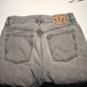 Grå jeans från Sweet SKTBS - Snygga grå jeans från Sweet SKTBS med en sliten detalj på benet. Perfekta för en avslappnad stil.
