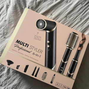 Multi styler Professional 6-in-1 locktång plattång - Säljer en Multi Styler Professional 6-in-1 med flera tillbehör för olika stylingbehov. Inkluderar olika borstar och munstycken för att skapa volym, lockar och släta frisyrer. Perfekt för att styla håret hemma med professionellt resultat. Helt ny, endast öppnad för att se så allt finns! 