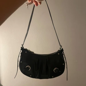 Läder väska - Säljer denna läder väskan (inte äkta) från h&m. Använd men inga skador. Har ett fack inuti och man kan justera längden på begge sidorna. Pris kan diskuteras!