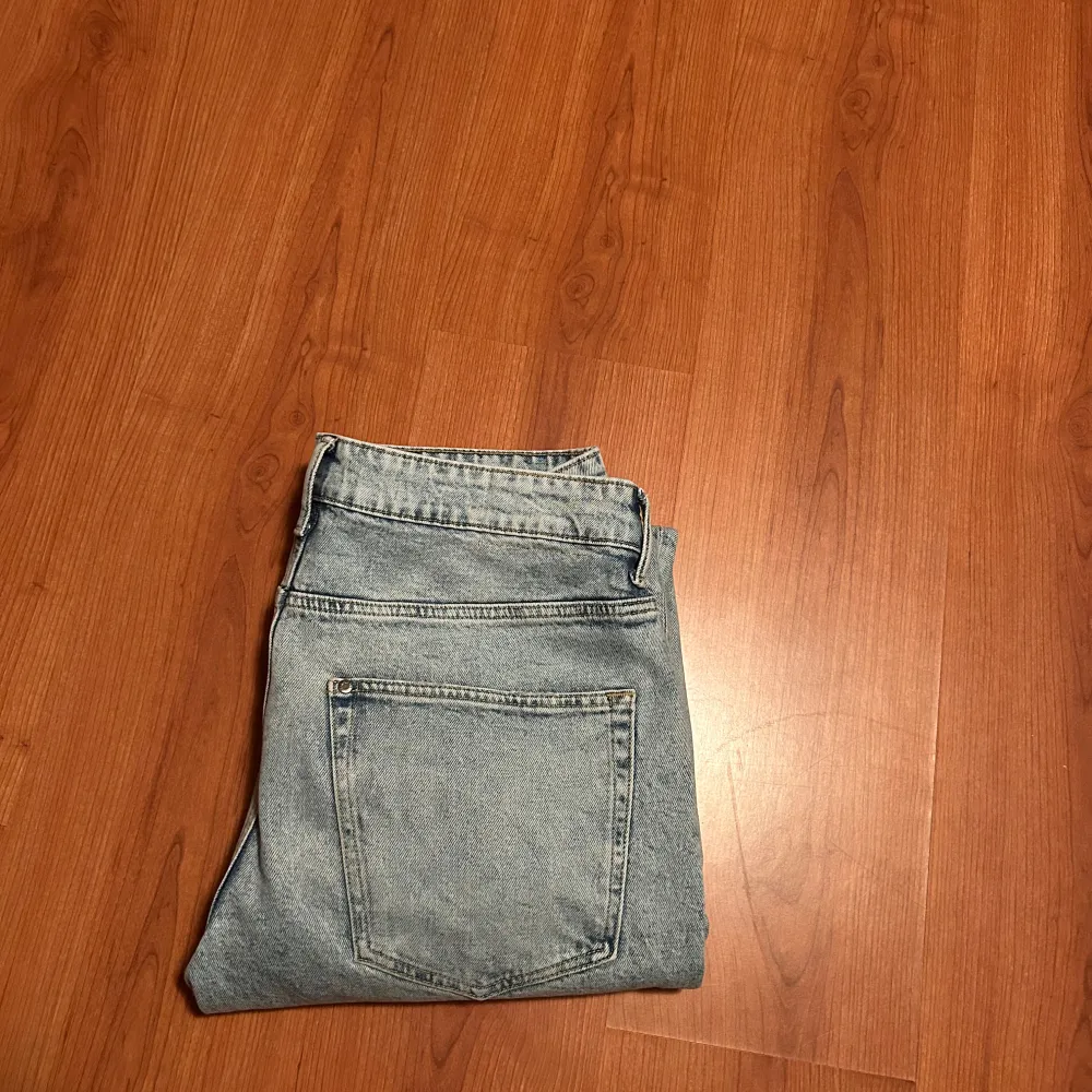 Jeans från H&M i relaxed fit, använda fåtal gånger. Säljer ett par ljusblåa jeans i storlek W 33 L32 som är knappt använda. Hör av dig vid frågor eller funderingar! Pris går att diskutera!. Jeans & Byxor.