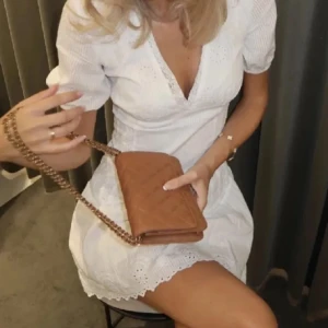 Vit klänning från Zara - Passar perfekt till studenten🤍 Första bilden är lånad!