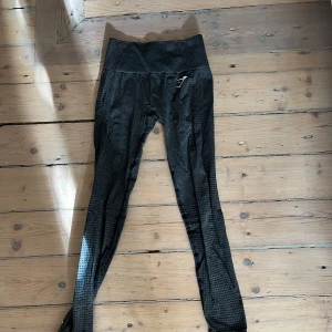 Träningsbyxor gymshark  - Snygga gråa täningsbyxor som jag knappt använt i storlek 34 eller xs. Väldigt bekväma i materialet och sitter snyggt. Ny pris 449.😊