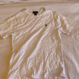 En Ralph lauren t-shirt med några hål. Därför är priset så lågt. Den har hål längst ner vid magen och vid nacken.