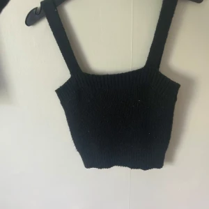 Stickat linne - Supercoolt svart stickat linne med lite paljetter och små glitterkorn. Storlek M men passar S också. Använd 2 gånger så den är i bra skick. Inte jättesticksig 