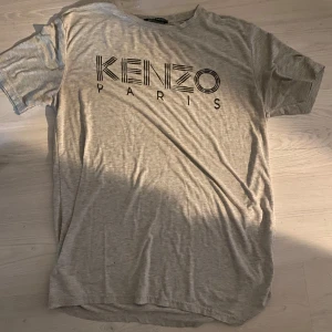 Kenzo t-shirt - Grå Kenzo Paris t-shirt  10/10 skick 100% äkta  Storlek M  Säljer billigt för att bli av med kläder 