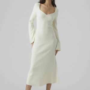 Stickad klänning  - Vit stickad klänning perfekt för hösten! Klänningen är i bra skick och är bara använd 1 gång! Nypris 700kr