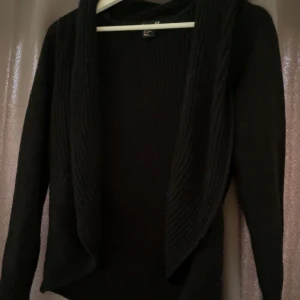 Kofta - Svart mysig kofta, perfekt till hösten 