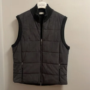 Gran sasso vest  - Säljer en schysst gran sasso vest i princip ny. Den sitter som medium original grejer som galgen följer med😉
