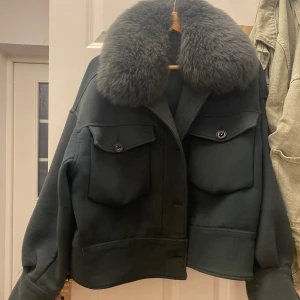 Meotine kappa - Hej, jag säljer min meotine kappa då det inte är min stil längre, den är i super fint skick🤍  Strl m/L