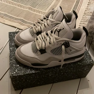 Air Jordan 4 Retro - Jordan’s 4, använt dem typ 2 gånger inte alls mycket Cresad samt box följer med :).