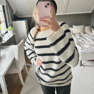 Stickad tröja - En varm och fin svart vit randig tröja från bikbok. Den här teckna på användning då den är lite nopprig men inget som syns jättetydligt Det är bara att skriva privat för fler eller närmare bilder