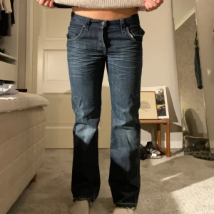 Lågmidjade jeans Fit & Bragg  - Coola vintage Lågmidjade jeans från Fit & Bragg! Är i mycket bra skick💗