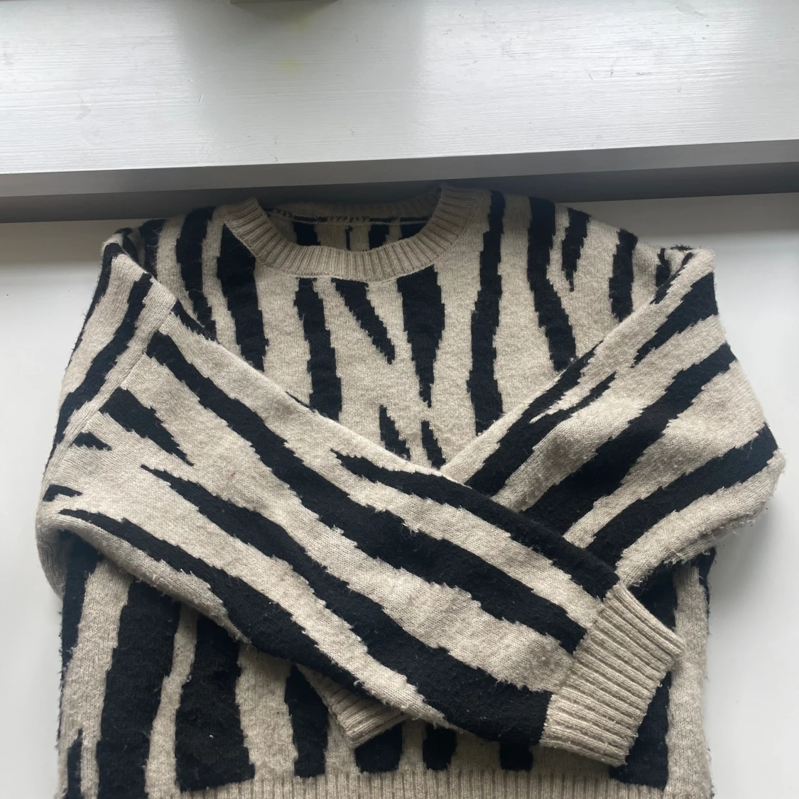 Zebrarandig stickad - 90