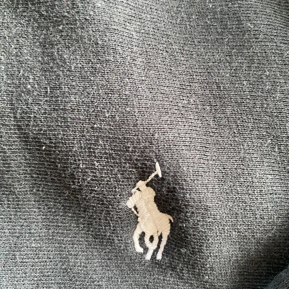 Säljer min Ralph Lauren Zip hoodie i Storleken M eftersom den inte passar mig längre. Jag skulle säga att den passar som storlek S. Färgen är svart.. Tröjor & Koftor.