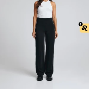 Bikbok kostymbyxor  - säljer dessa jätte sköna kostymbyxor ifrån bikbok som jag inte använder längre. De är låte knottriga mellan benen men inget som kan märker av.💕