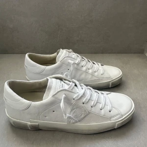 Philippe model skor ( HELT NYA )  - ett par riktigt snygga phillipe models || helt nya 10/10 (HELT NYA) || vita || strlk 39 ||  hör av er vid intresse!