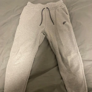 Nike Tech byxor M - I bra skick, nästan oanvända