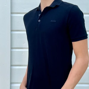 BOSS SVART PIKÉ - BOSS SVART PIKÉ Skick 9/10 | 12 år (XS) | pris 299 | Nypris 699 | Postar genom postnord och instabox | Hör av er vid minsta fundering