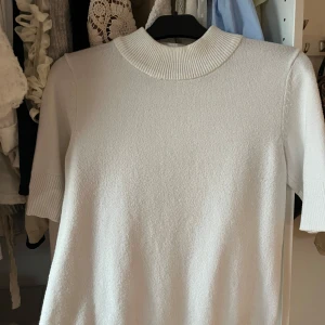 Stickad t-shirt - Så fin stickad t-shirt från Vila, passar jätte bra till hösten🥰