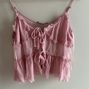 Söt Zara topp!🩷💕🩷 - Säljer min söta topp från Zara. Endast använd en gång💕🙌💕