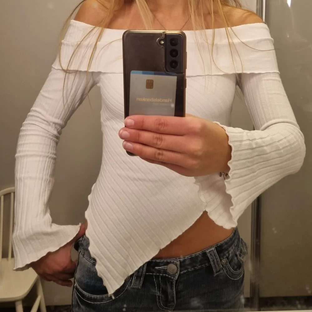 Väldigt fin o söt off shoulder topp! Bara använt fåtal gånger o mest legat i garderoben så därav väldigt bra skick. . Blusar.