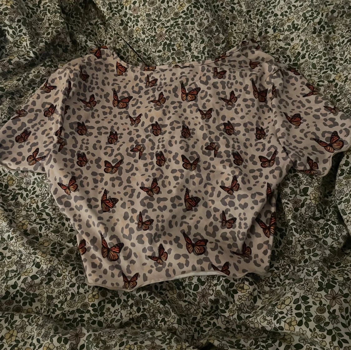 Beige topp med fjärilsmönster från Shein - 90