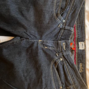 Low waist jeans - Low waisted jeans i mörk denim. Köpt secondhand men aldrig använts av mig då de tyvärr är för korta för mig som är 178