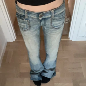Ljusblå lågmidjade bootcut jeans - Jättefina lågmidjade ljusblå bootcut jeans🩷Midjemått: 38 Innerbenslängd: 80. Skriv om du har frågor, använd gärna köp nu🩷