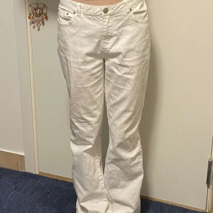 Vita byxor från Cue - Ett par vita byxor från Cue i storlek 40, skulle gissa att de passar medium-large. Köpt dem second hand men var tyvärr inte min storlek så säljer vidare!:) 