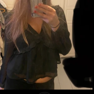 Blus från Bikbok❤️ - Jättefin blus med lite volang från Bikbok! Jättebra skick då den bara är använd en gång. Säljer eftersom jag har en som ser exakt lika dan ut💞