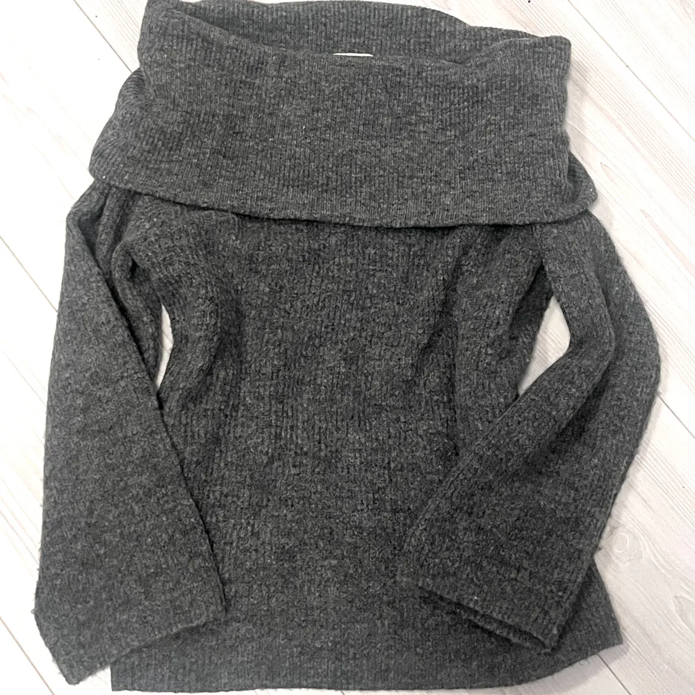 perfekt inför vintern <3 köpt ifrån h&m men tror plagget är slutsålt. man behöver förresten dra ner själv för att få off shoulder looken. <333. Skjortor.