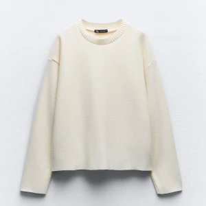 Zara tröja  - Säljer denna Zara tröja i en vit beige färg, köpt för 260, den är i storlek S och gjord i ett väldigt skönt material💗