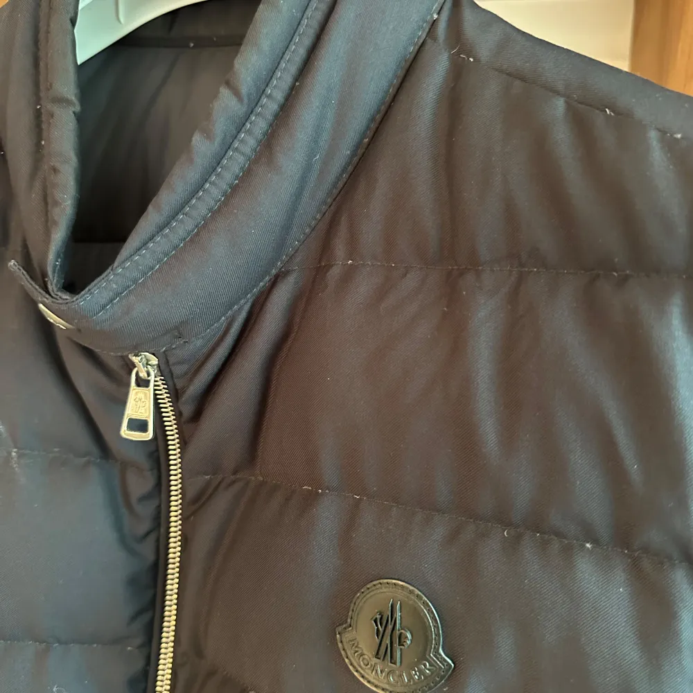 Moncler väst storlek 4/L. Skick 8.5/10 litet litet hål syns inte. Pris 2999kr. Nypirs 1200kr!. Jackor.