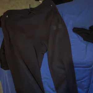 Hugo boss saggy dress - Hugo boss saggy dress i storlek M både tröjan och byxan, använda men bra skicka såklart. Kan frakta eller mötas upp(i Västerås) 
